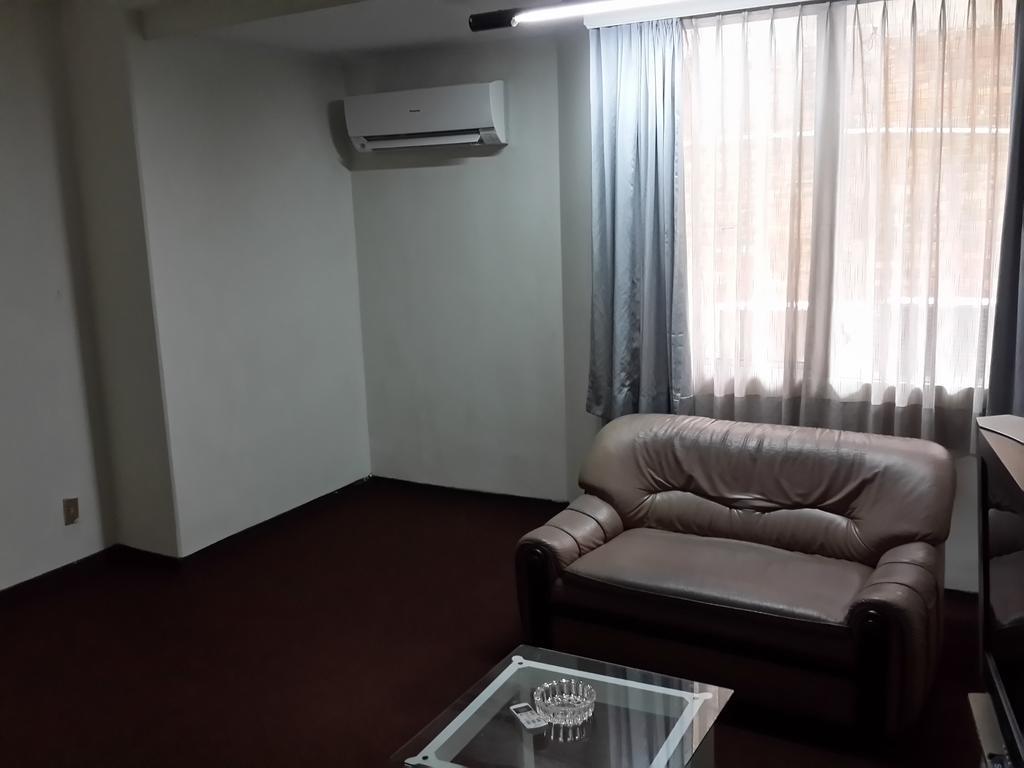 Reddoorz Plus Near Kebayoran Baru Blok S Jakarta Room photo
