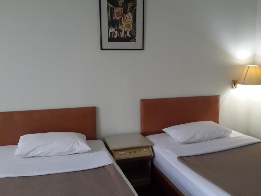 Reddoorz Plus Near Kebayoran Baru Blok S Jakarta Room photo